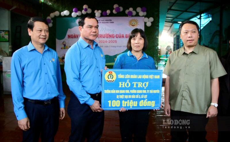 President of the Vietnam General Confederation of Labor Nguyen Dinh Khang presented 100 million VND to support Quang Vinh Kindergarten (Thai Nguyen) damaged by storm No. 3. Photo: Viet Bac
