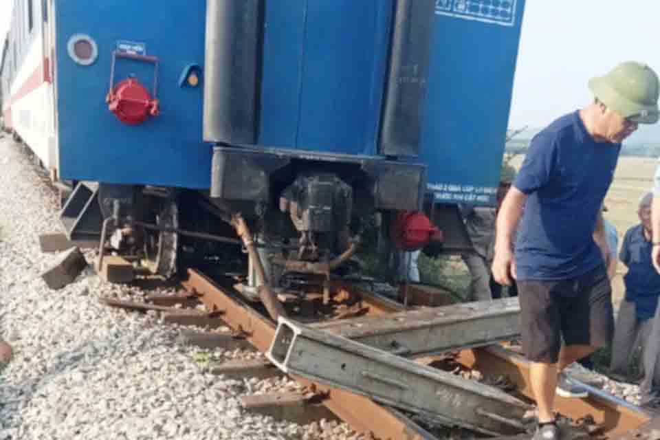The scene of the train derailment in Ha Tinh on the afternoon of November 13. Photo: Huong Thuy.
