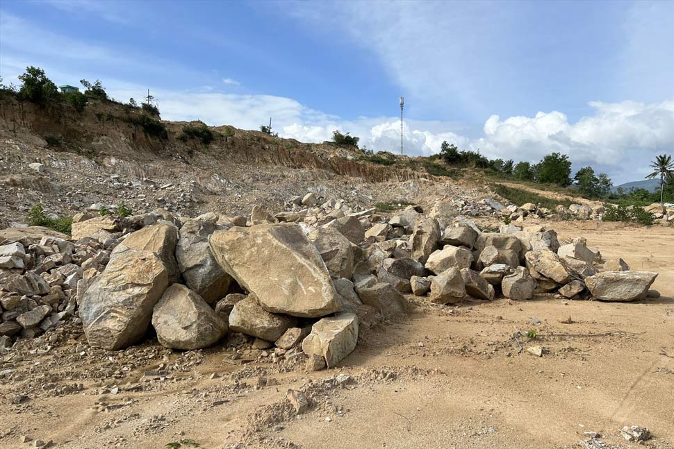 Stone mining in Hoai Nhon town, Binh Dinh. Photo: Hoai Luan