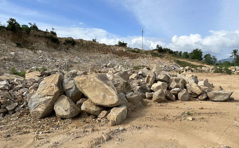 Stone mining in Hoai Nhon town, Binh Dinh. Photo: Hoai Luan