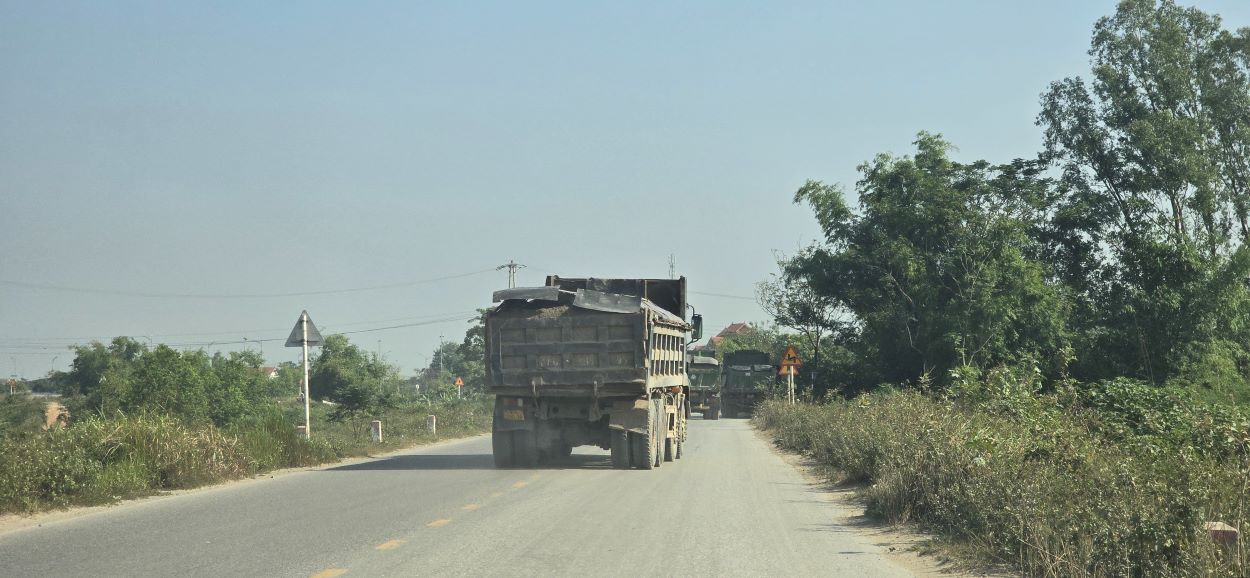 Các lái xe dường như báo cho nhau dừng lại chờ đợi đến khi có thể chạy được. Ảnh: Trung Du