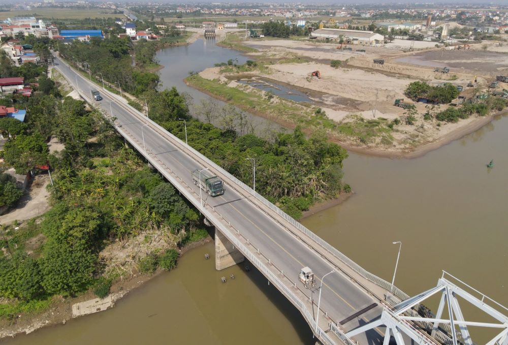 Xe băng qua cầu Triều Dương. Ảnh: Trung Du