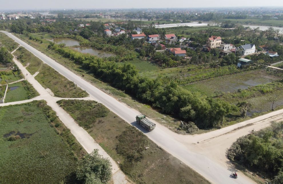 Các xe như thể tranh thủ, cấp tập “ăn hàng” từ bến để chạy bù khoảng nghỉ chờ trước đó. Ảnh: Trung Du