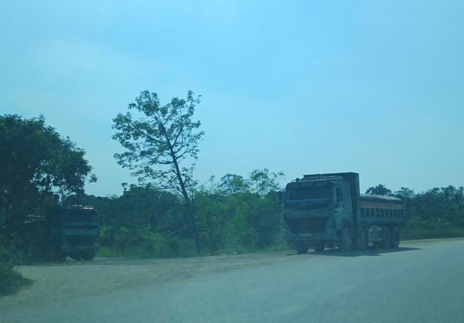 Đoàn xe tải cỡ lớn chạy rầm rập từ Hưng Yên sang Thái Bình