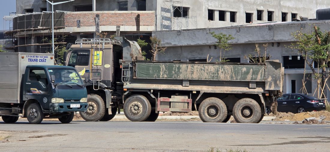 Vội vã đổ hàng san lấp, vội vã quay lại bến “ăn hàng“. Ảnh: Trung Du