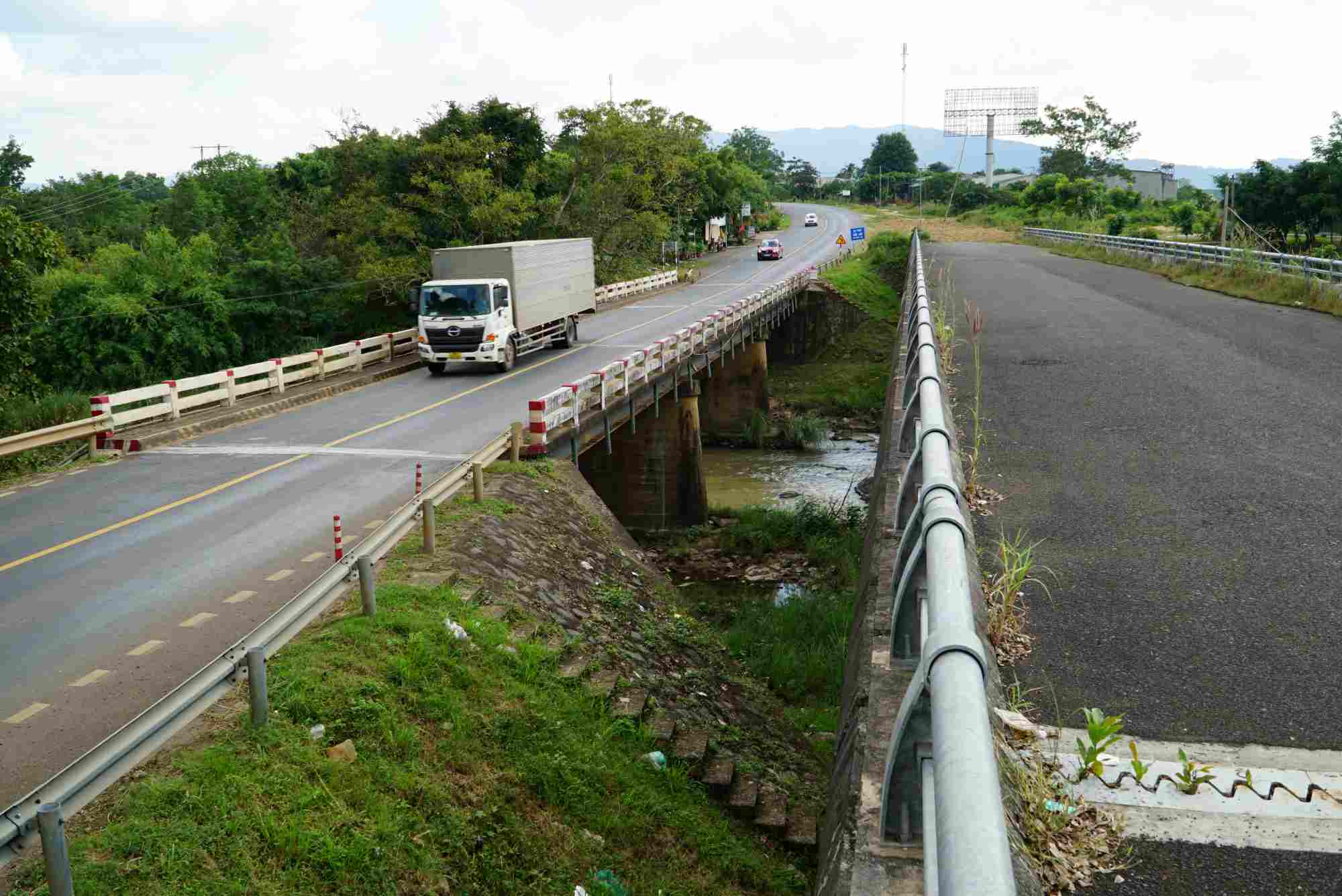The new bridge is being "covered" next to the seriously degraded old bridge, making people angry. Photo: THANH TUAN