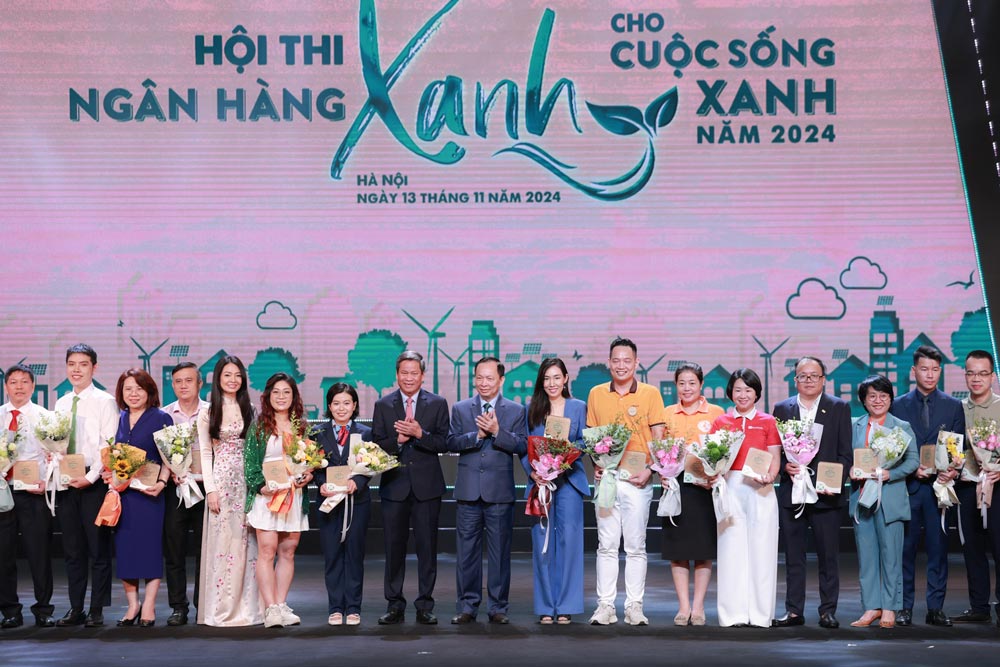 Leaders of the Vietnam General Confederation of Labor and the Vietnam Banking Trade Union presented flowers and encouraged the teams. Photo: Hai Nguyen