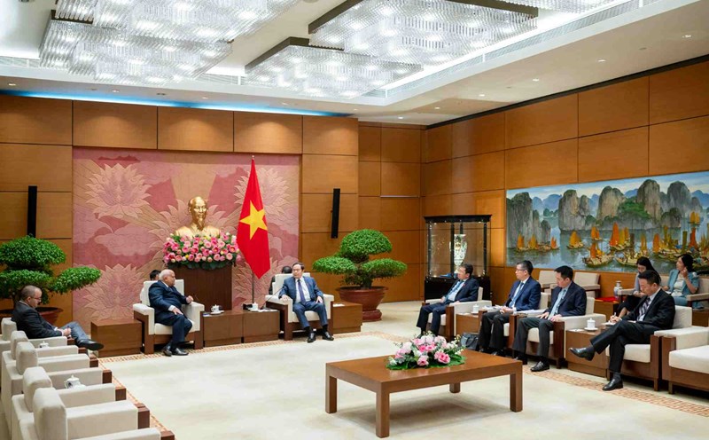 Politburo member and National Assembly Chairman Tran Thanh Man received Cuban Ambassador to Vietnam Orlando Nicolas Hernandez Guillen. Photo: Quochoi.vn