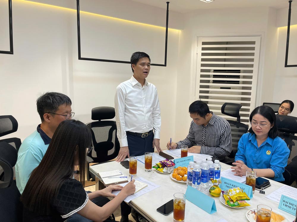 Mr. Ngo Duy Hieu - Vice President of the Vietnam General Confederation of Labor and the delegation surveyed 2 enterprises implementing the "Better Jobs" program in Binh Duong. Photo: Dinh Trong