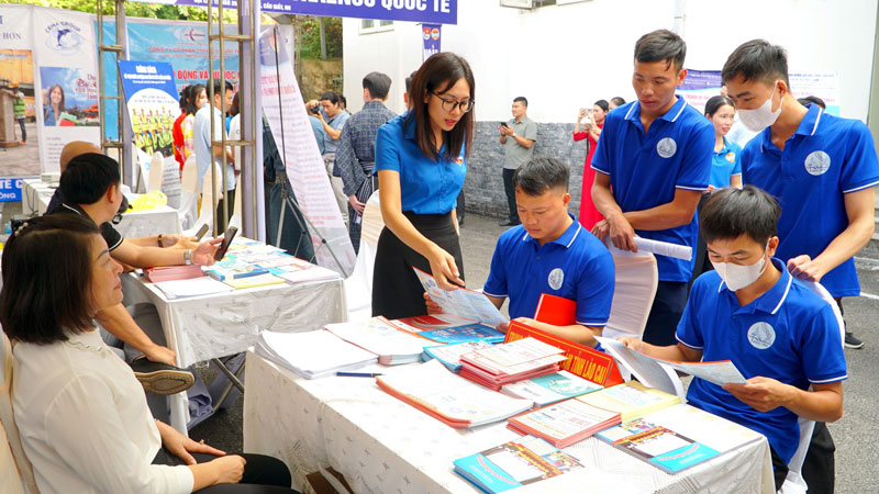 Nguoi lao dong tham gia ngay hoi tu van viec lam tai huyen Bao Yen, tinh Lao Cai. Anh: Van Thao