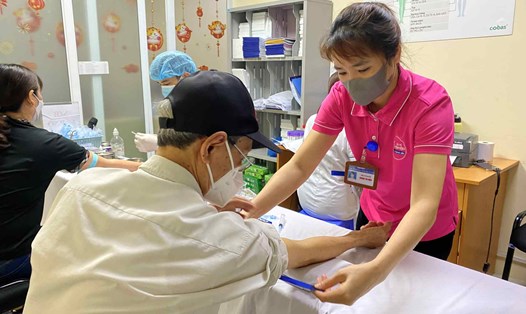 Người dân đến khám tại Khoa Bệnh Nhiệt đới - Bệnh viện E vì có các triệu chứng của bệnh sốt xuất huyết. 
Ảnh: Thuỳ Linh