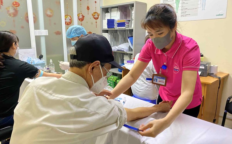 People come to the Tropical Diseases Department - E Hospital for examination because they have symptoms of dengue fever. Photo: Thuy Linh