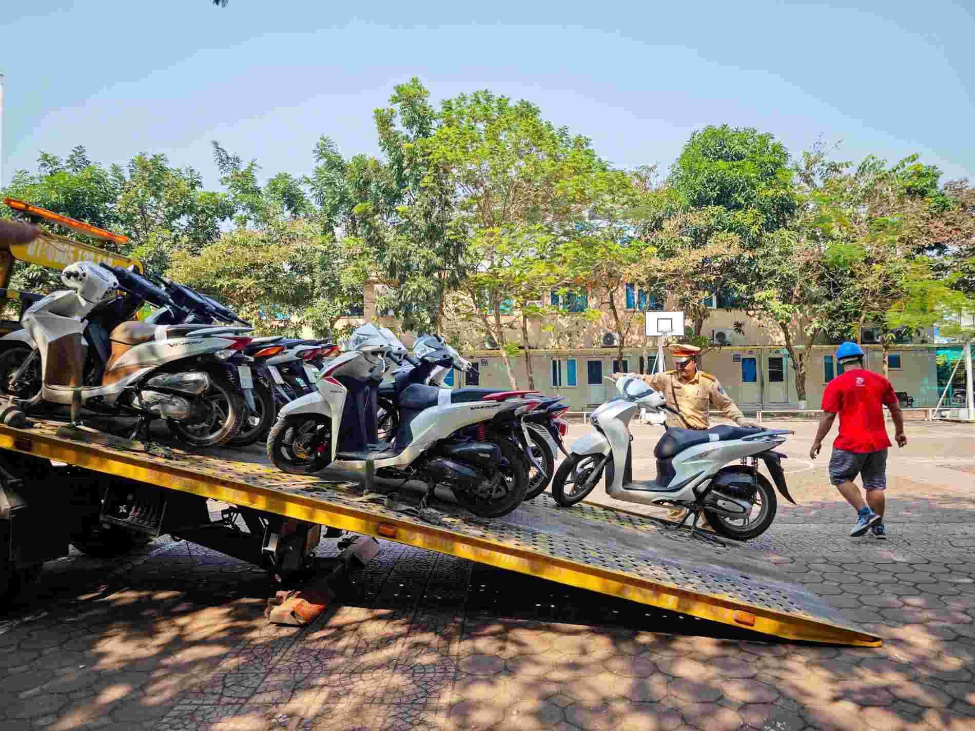 Traffic police entered the school and temporarily detained a student's vehicle for violating the law. Photo: To The