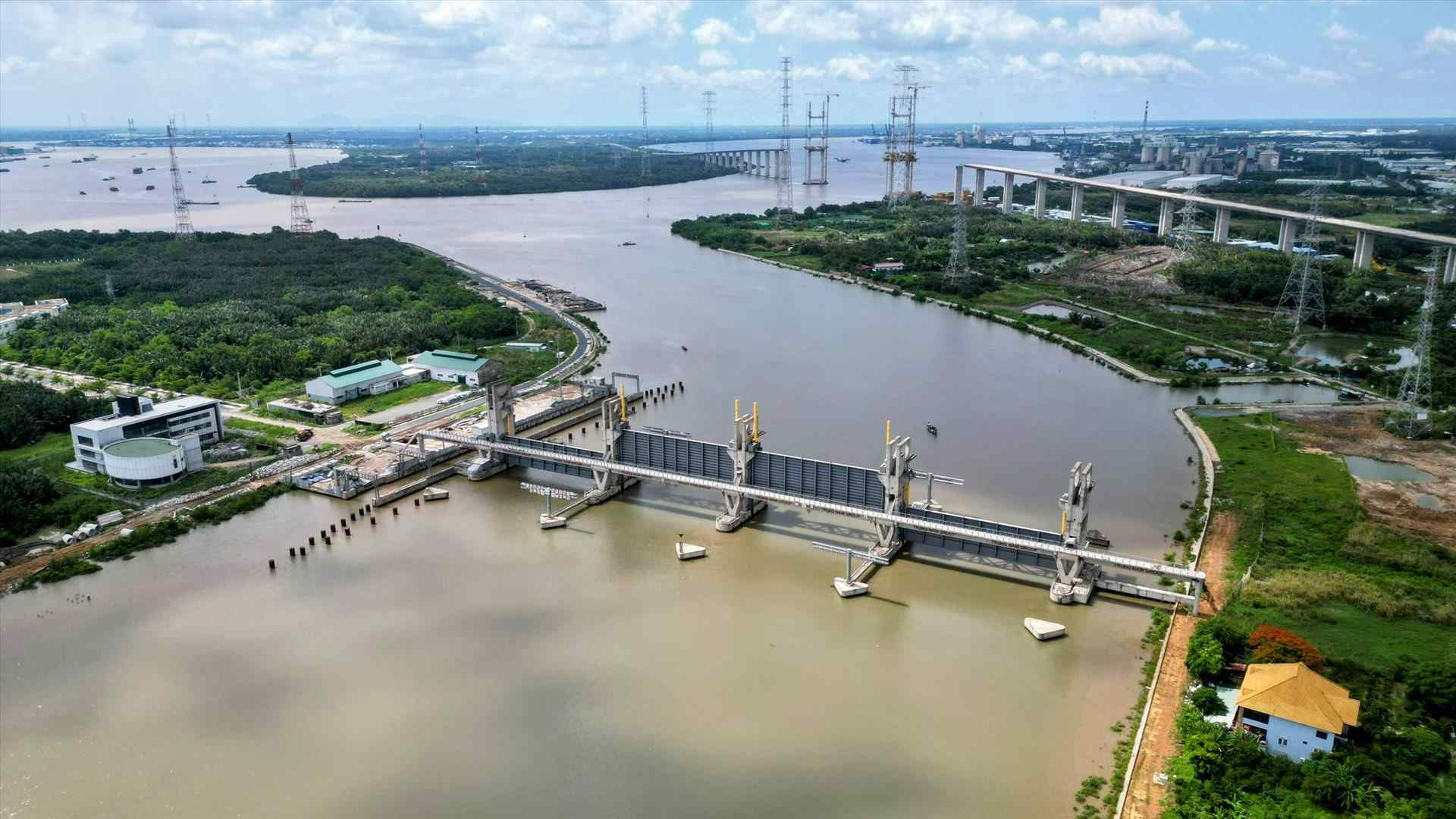 Muong Chuoi tidal sluice (Nha Be district, Ho Chi Minh City) after a long period of no construction. Photo: Huu Chanh
