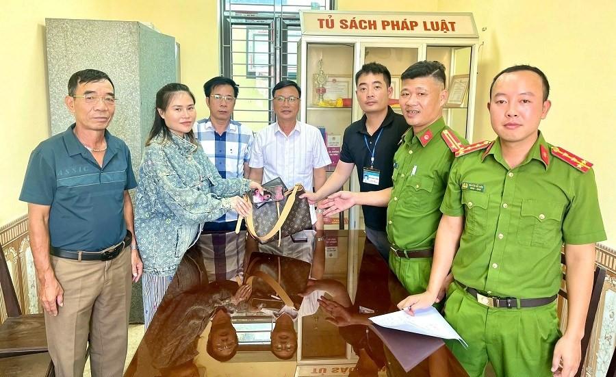 Nui Doi town police returned lost property to citizens. Photo: Hai Phong City Police