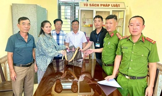 Công an thị trấn Núi Đối trao trả lại tài sản cho công dân bị mất. Ảnh: Công an thành phố Hải Phòng