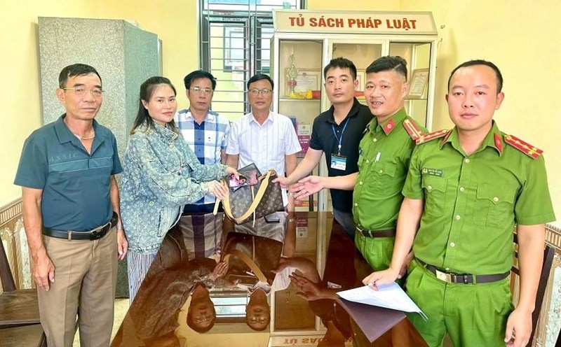 Nui Doi town police returned lost property to citizens. Photo: Hai Phong City Police