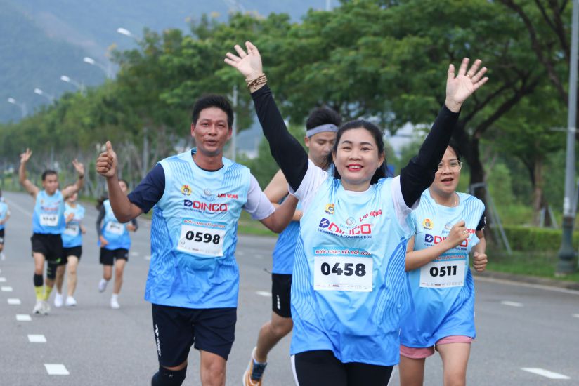 Workers in Da Nang participate in the run. Photo: Nguyen Linh
