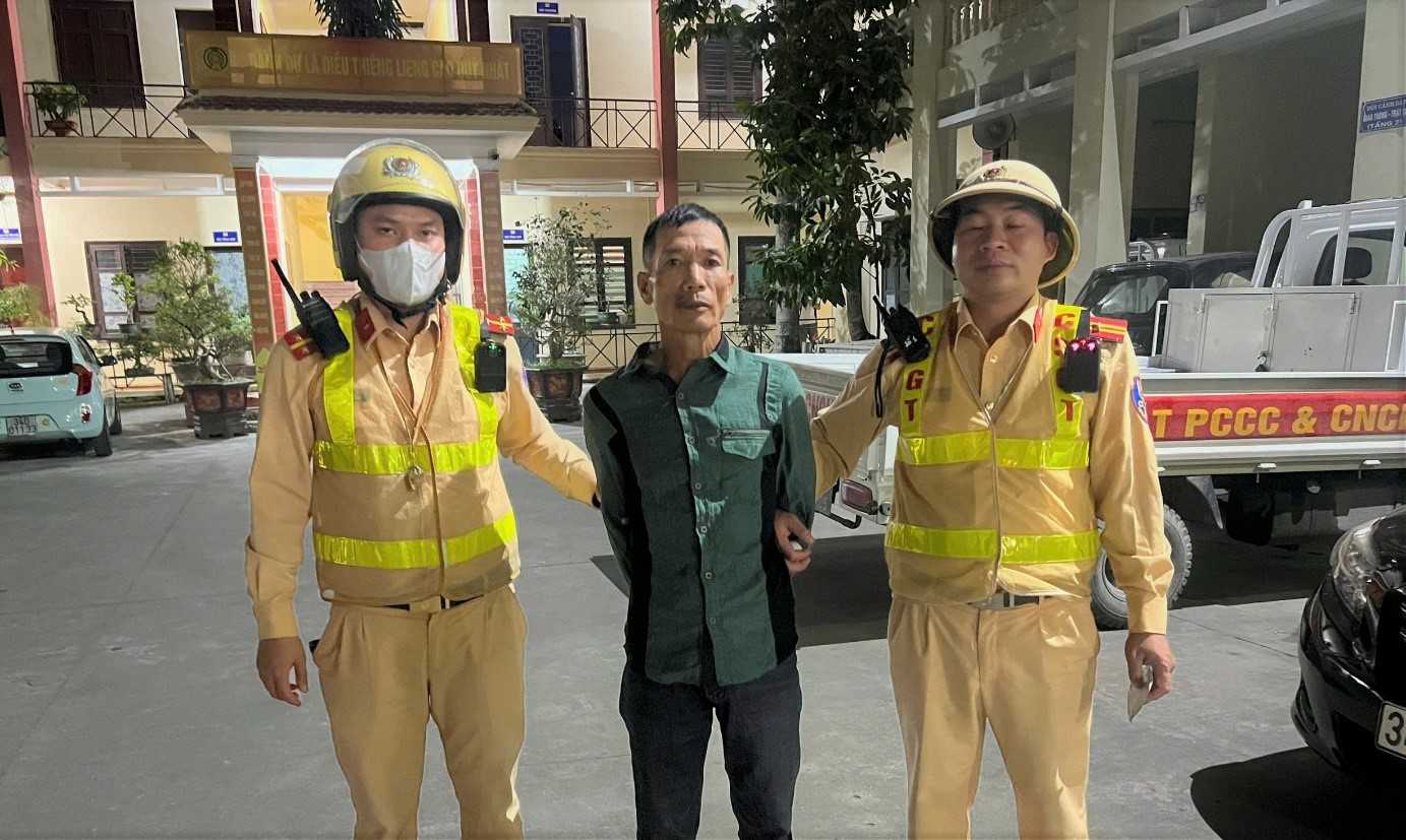 Công an Hải Dương phát hiện ma túy trên người một đối tượng vi phạm không đội mũ bảo hiểm. Ảnh: Công an huyện Thanh Hà