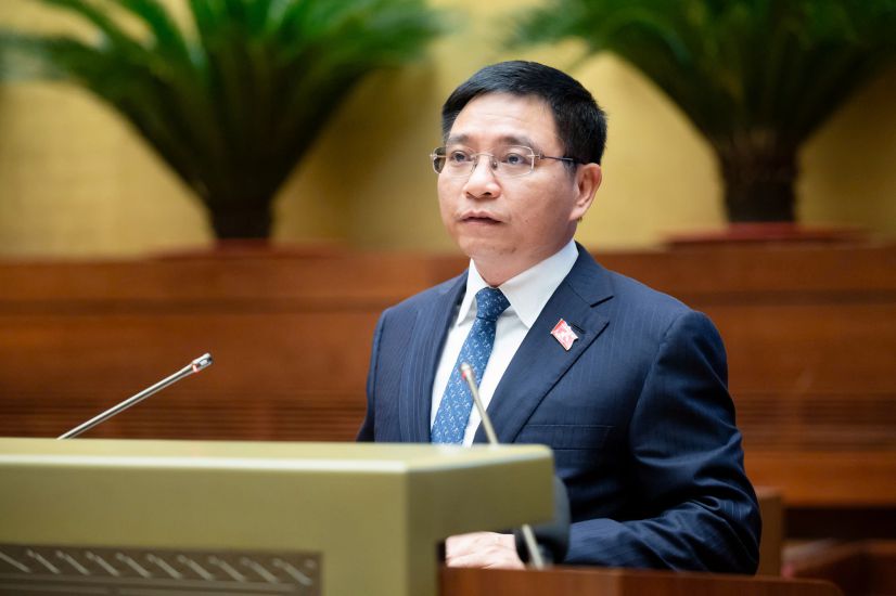 Member of the Party Central Committee, Minister of Transport Nguyen Van Thang presented a proposal on the investment policy for the North-South high-speed railway project. Photo: Pham Dong