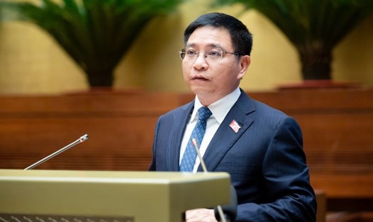 Ủy viên Trung ương Đảng, Bộ trưởng Bộ Giao thông Vận tải Nguyễn Văn Thắng trình bày tờ trình về chủ trương đầu tư dự án đường sắt tốc độ cao Bắc - Nam. Ảnh: Phạm Đông