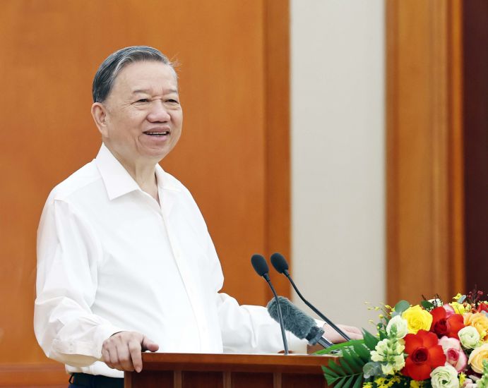 General Secretary To Lam delivers a speech at the working session with the Economic and Social Subcommittee of the 14th National Party Congress. Photo: VNA