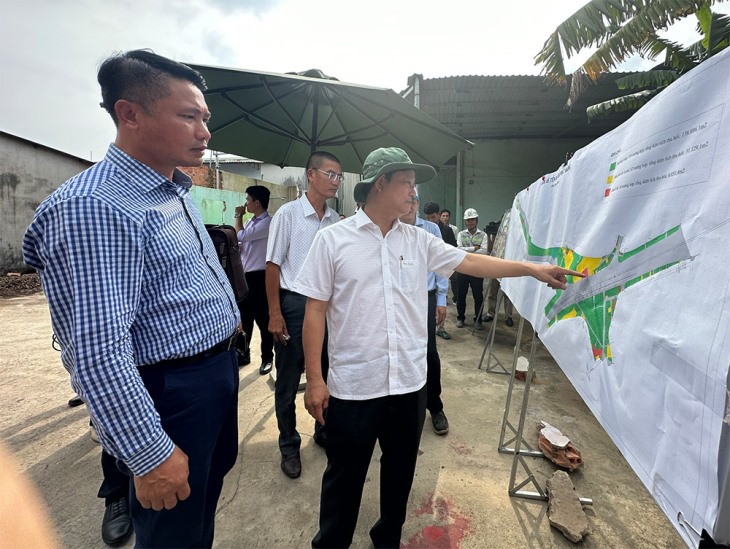 Ong Vo Van Minh - Chu tich UBND tinh Binh Duong kiem tra tien do du an duong Vanh dai 3 TP HCM qua Binh Duong. Anh: Thao Lam