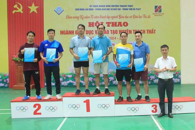 Awarding prizes to athletes who are teachers at the Sports Festival organized by the Thach That District Labor Federation in coordination with the Department of Education and Training, the District Center for Culture, Information and Sports. Photo: Union