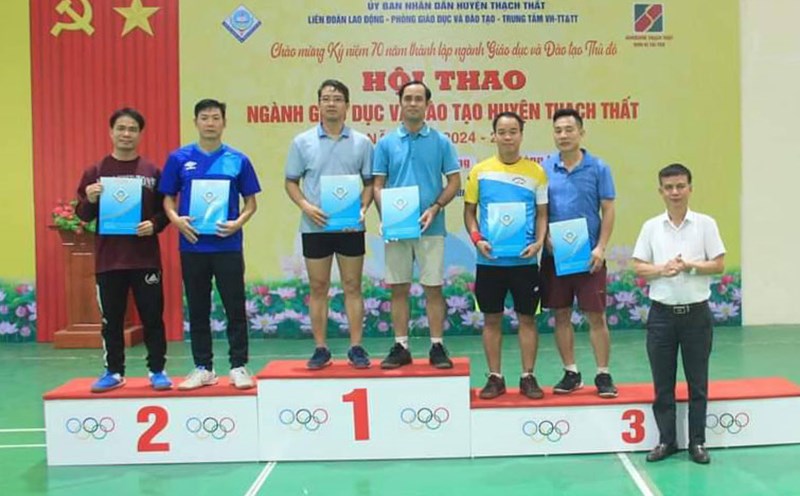 Awarding prizes to athletes who are teachers at the Sports Festival organized by the Thach That District Labor Federation in coordination with the Department of Education and Training, the District Center for Culture, Information and Sports. Photo: Union