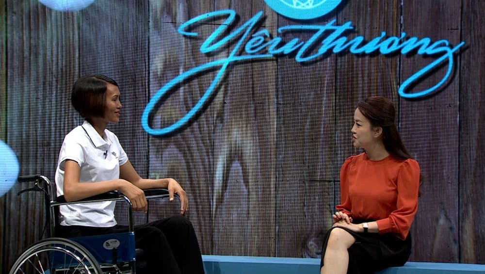 Disabled girl Hoang Thi Diu is a guest on the show "Love Station". Photo: VTV