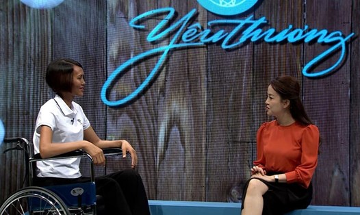 Cô gái khuyết tật Hoàng Thị Dịu làm khách mời chương trình "Trạm yêu thương". Ảnh: VTV