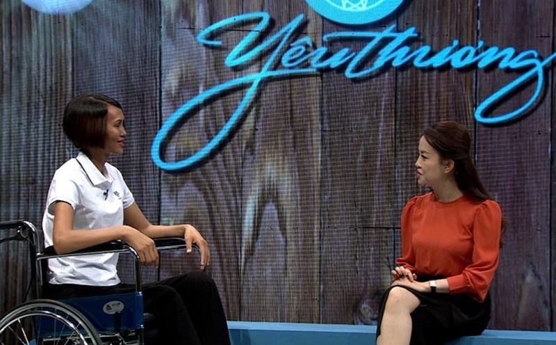 Disabled girl Hoang Thi Diu is a guest on the show "Love Station". Photo: VTV
