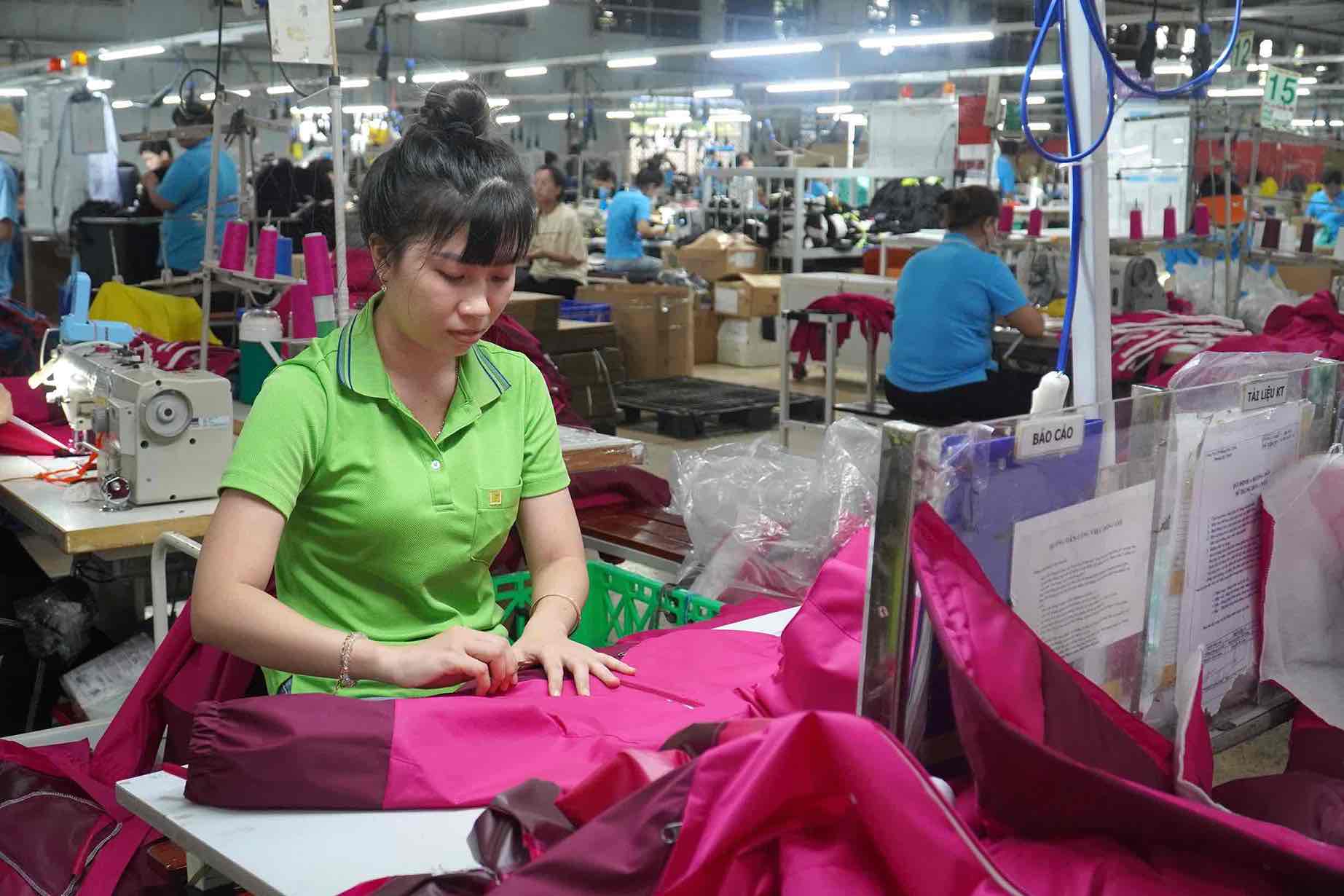 The average Lunar New Year bonus for 2025 of Dong Phu Cuong Company is more than 12 million VND/person. Photo: HAC