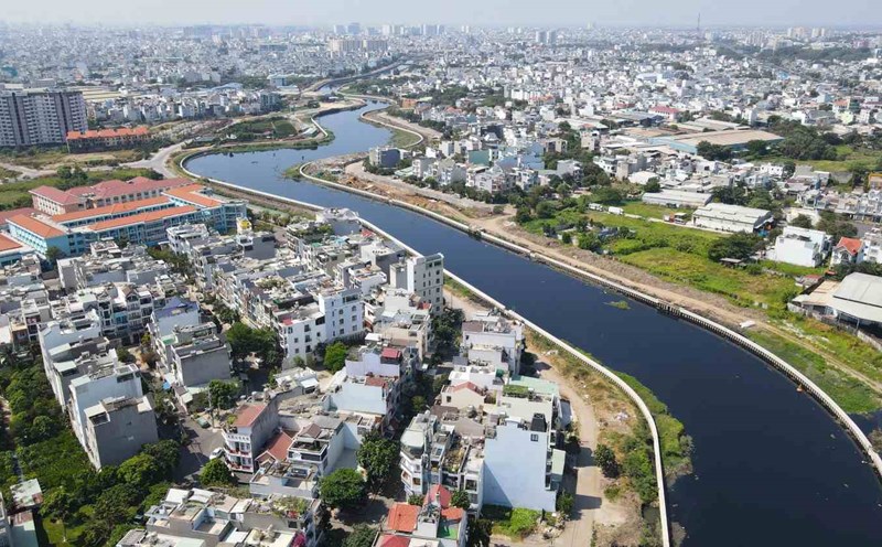 A section of Tham Luong canal was dredged and had a concrete embankment built. Photo: Anh Tu