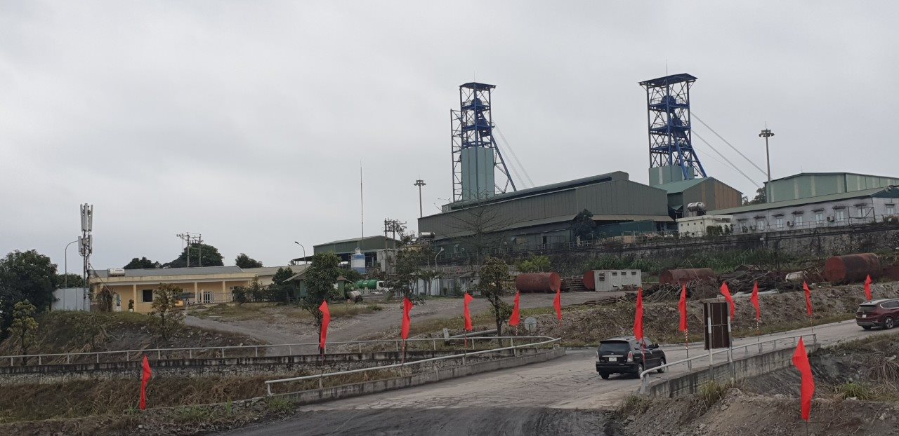 The planned location for the 11-storey apartment building is near the mining area of ​​Nui Beo Coal Joint Stock Company. Photo: Nguyen Hung