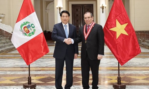 Chủ tịch nước Lương Cường và Chánh án Tòa án Tối cao Peru Javier Arévalo Vela. Ảnh: TTXVN