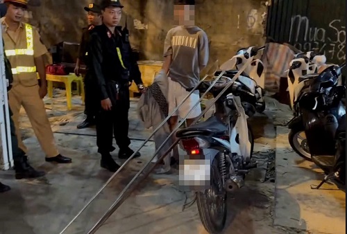 Hanoi City Police arrested a group of teenagers causing public disorder. Photo: Provided by the Police