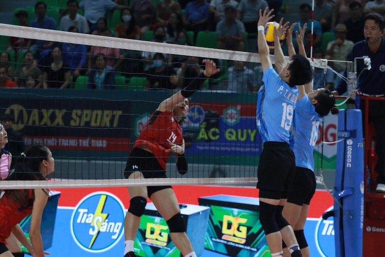Quang Ninh meets Thai Binh in the relegation round of the 2024 national volleyball tournament. Photo: VFV