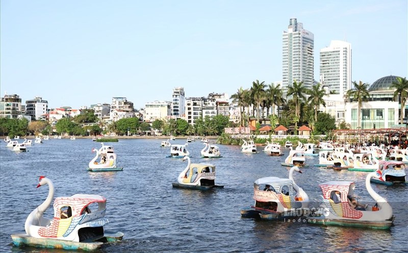 Ba Dinh District will merge Nguyen Trung Truc Ward and Truc Bach Ward into Truc Bach Ward. Photo: Ha Phuong