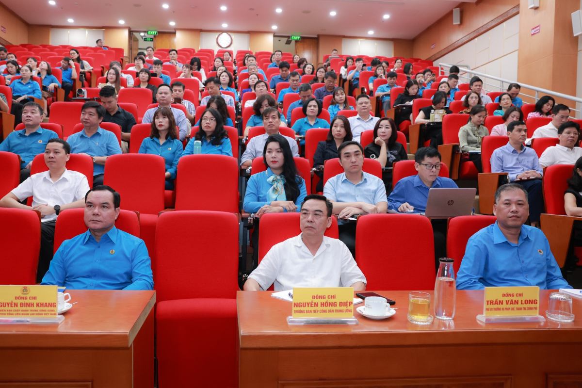 Mr. Nguyen Dinh Khang - Member of the Party Central Committee, Secretary of the Party Delegation, President of the Vietnam General Confederation of Labor (left photo) attended the conference. Photo: Hai Nguyen