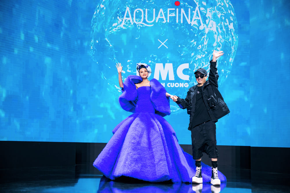 Do Manh Cuong and supermodel Thanh Hang in the show at Vietnam International Fashion Week 2024. Photo: Kien Can