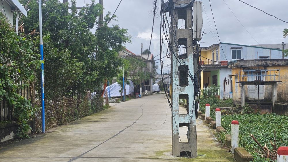 Trụ điện án ngữ trên đường, gây mất an toàn giao thông, tiềm ẩn nguy cơ tai nạn. Ảnh: Nguyễn Luân.