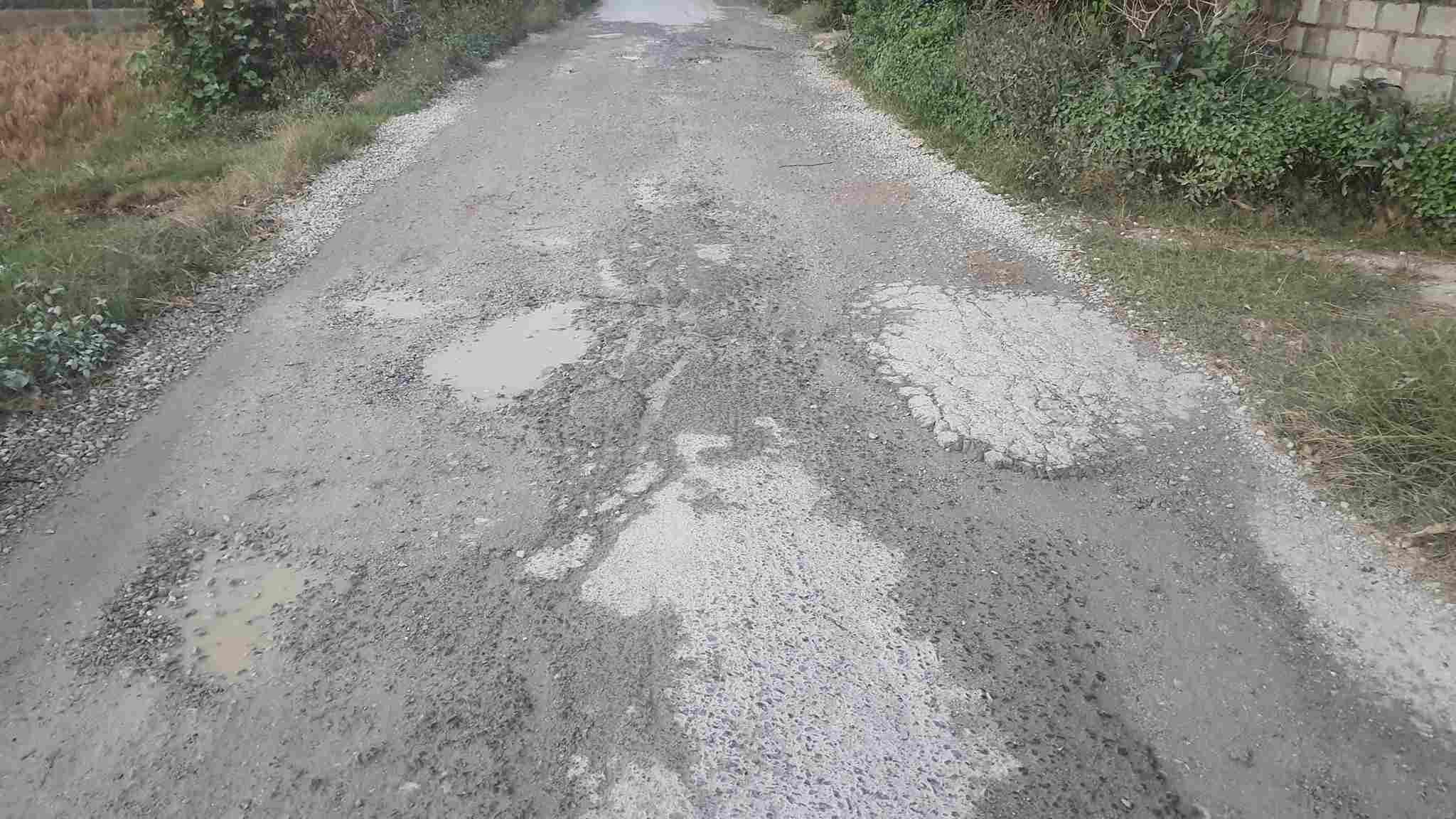 WB2 commune road, section through Cam Hoang commune, Cam Giang district, Hai Duong province is seriously degraded. Photo: Cong Hoa