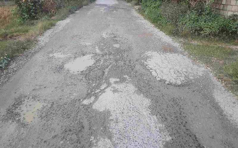 WB2 commune road, section through Cam Hoang commune, Cam Giang district, Hai Duong province is seriously degraded. Photo: Cong Hoa