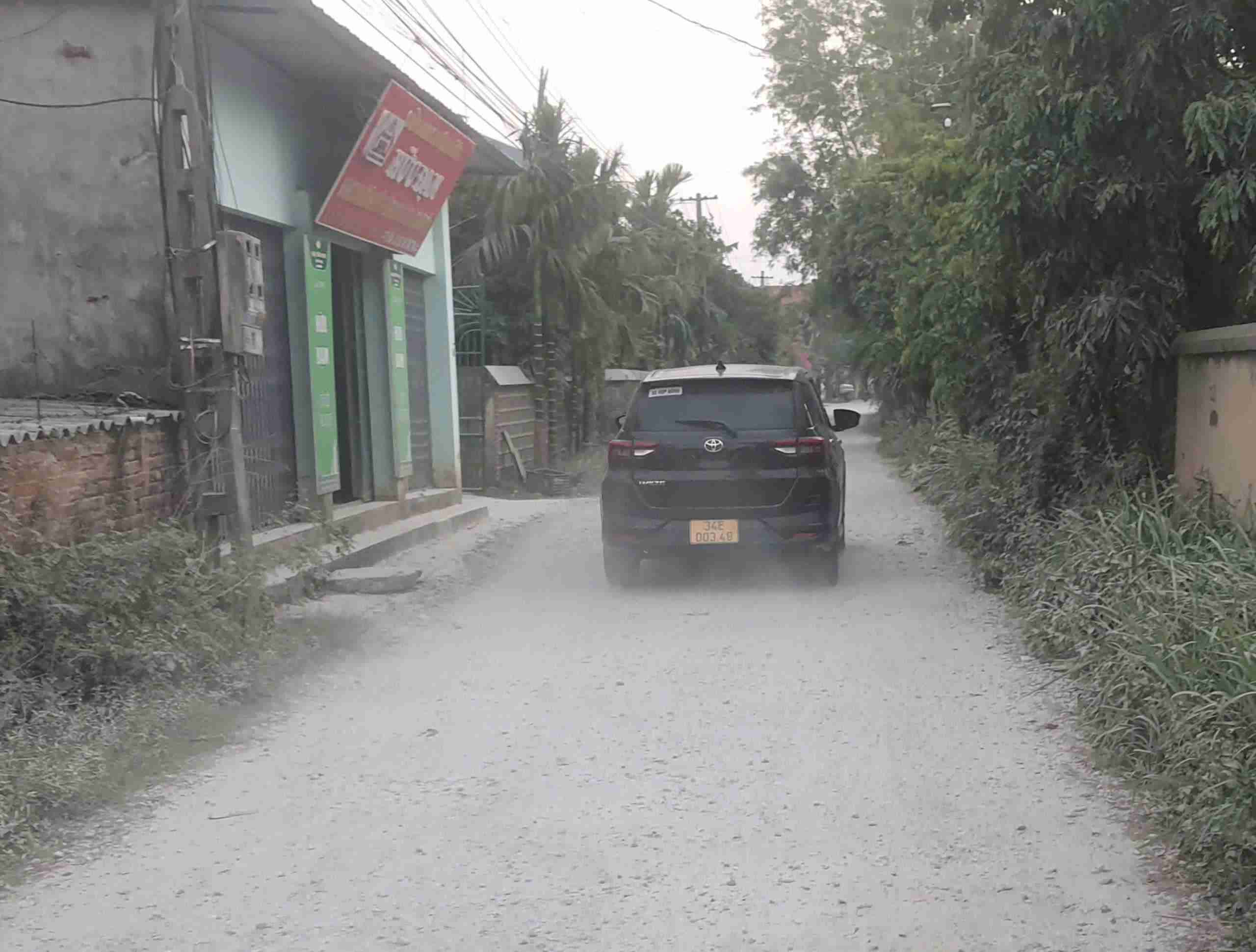 Tuyen duong xuong cap khien bui bay mu mit moi khi co phuong tien di qua. Anh: Cong Hoa