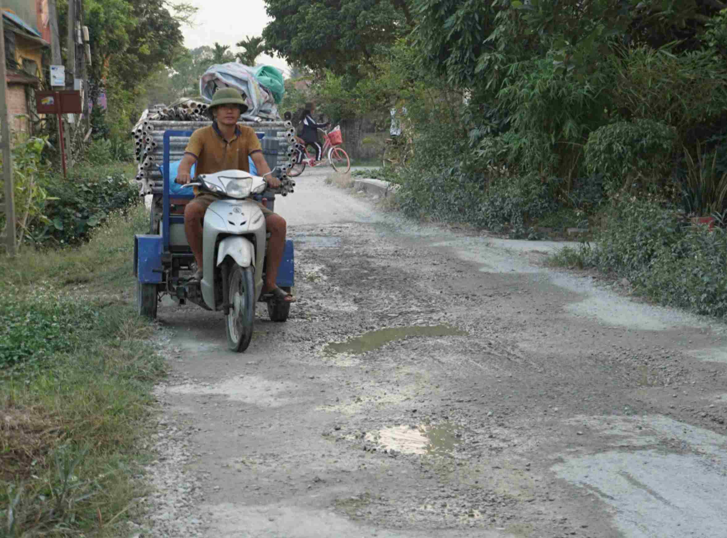 Nguoi dan mong muon tuyen duong som duoc nang cap, sua chua. Anh: Cong Hoa