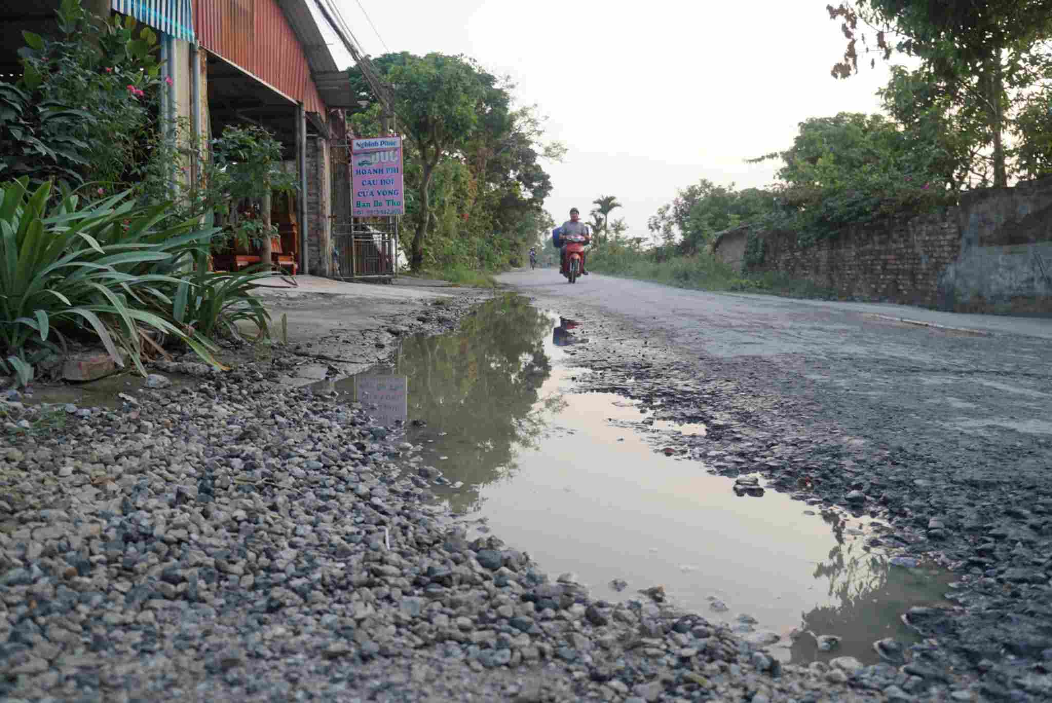 Tuyen  duong WB2 doan qua thon Kim Doi, xa Cam Hoang dang trong tinh trang mat duong bong troc, loi lom. Anh: Cong Hoa