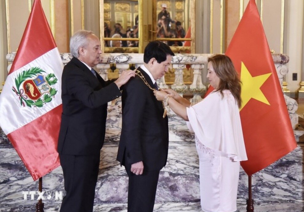 President Dina Ercilia Boluarte Zegarra awarded the Grand Cross of the Order of the Sun of Peru to President Luong Cuong. Photo: VNA