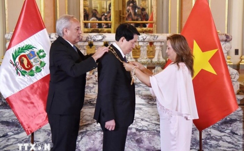 President Dina Ercilia Boluarte Zegarra awarded the Grand Cross of the Order of the Sun of Peru to President Luong Cuong. Photo: VNA
