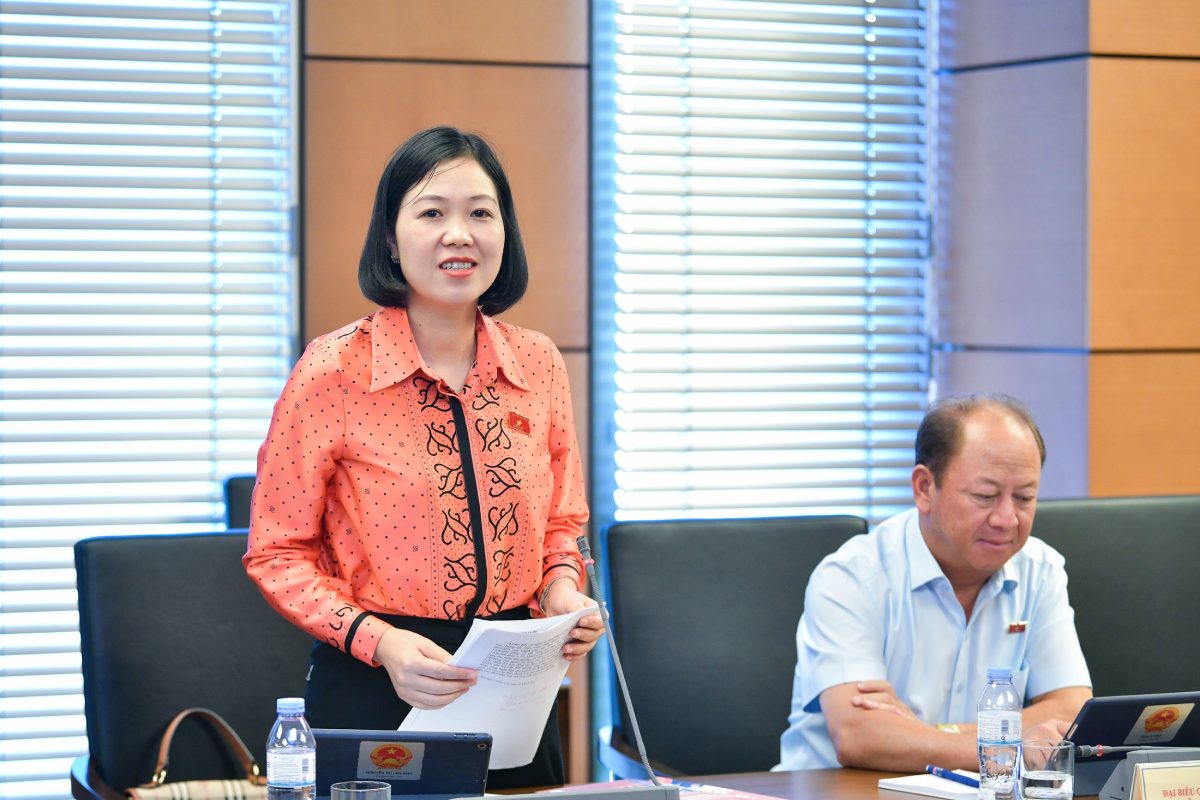 National Assembly delegate Nguyen Thi Lan Anh proposed clarifying preferential allowances for teachers. Photo: Pham Dong